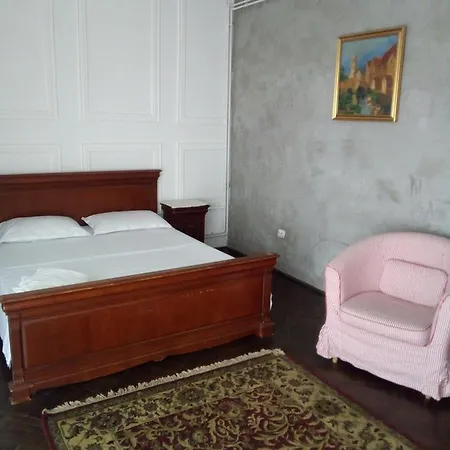 Bed & Breakfast Piata Lahovari Boutique *